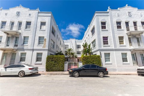 Condo in Miami Beach, Florida, 1 bedroom  № 2241138 - photo 16