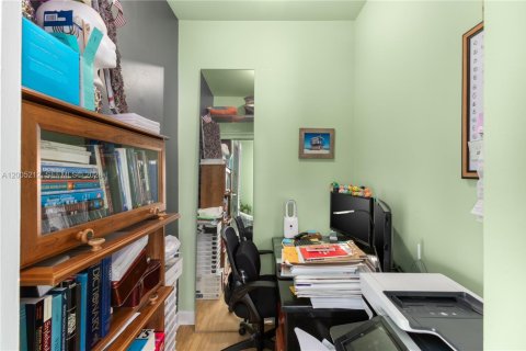 Condo in Miami Beach, Florida, 1 bedroom  № 2241138 - photo 14