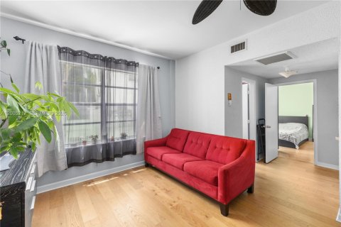 Condo in Miami Beach, Florida, 1 bedroom  № 2241138 - photo 2