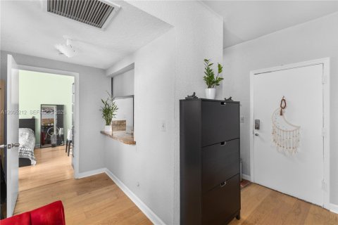 Condo in Miami Beach, Florida, 1 bedroom  № 2241138 - photo 8