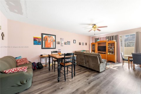 House in Pembroke Pines, Florida 5 bedrooms, 278.52 sq.m. № 1728757 - photo 6