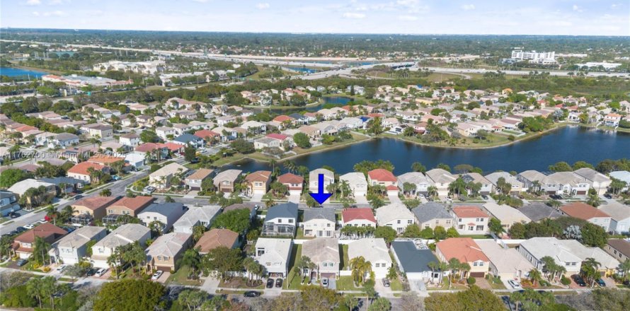 House in Pembroke Pines, Florida 5 bedrooms, 278.52 sq.m. № 1728757