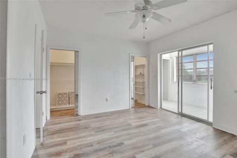 House in Pembroke Pines, Florida 5 bedrooms, 278.52 sq.m. № 1728757 - photo 18