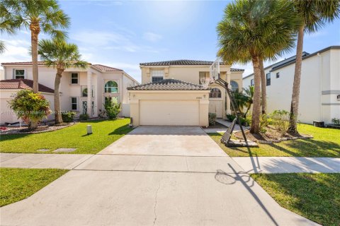 House in Pembroke Pines, Florida 5 bedrooms, 278.52 sq.m. № 1728757 - photo 3