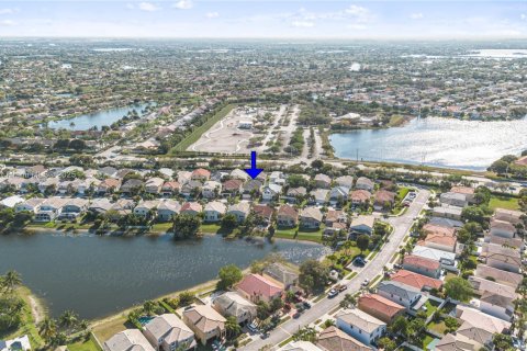 House in Pembroke Pines, Florida 5 bedrooms, 278.52 sq.m. № 1728757 - photo 4