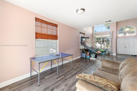 House in Pembroke Pines, Florida 5 bedrooms, 278.52 sq.m. № 1728757 - photo 10