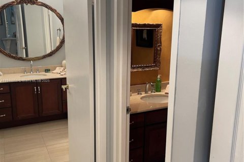 Снять в аренду кондоминиум в Майами-Бич, Флорида 1 спальня, 82.68м2, № 1936497 - фото 21