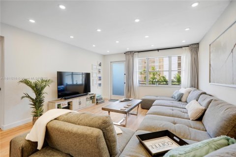 Copropriété à vendre à Hallandale Beach, Floride: 2 chambres, 116.13 m2 № 1978420 - photo 1