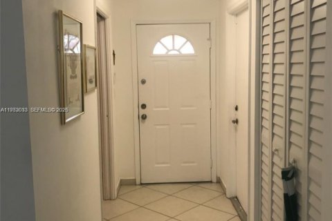 Townhouse in Miami Lakes, Florida 3 bedrooms, 141.68 sq.m. № 2008111 - photo 7