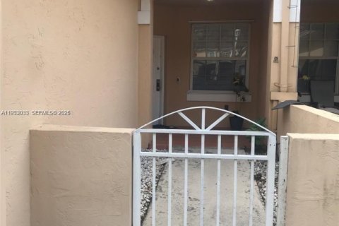 Townhouse in Miami Lakes, Florida 3 bedrooms, 141.68 sq.m. № 2008111 - photo 3