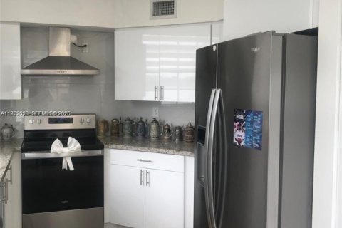 Townhouse in Miami Lakes, Florida 3 bedrooms, 141.68 sq.m. № 2008111 - photo 11