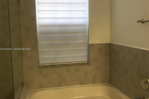 Townhouse in Miami Lakes, Florida 3 bedrooms, 141.68 sq.m. № 2008111 - photo 13