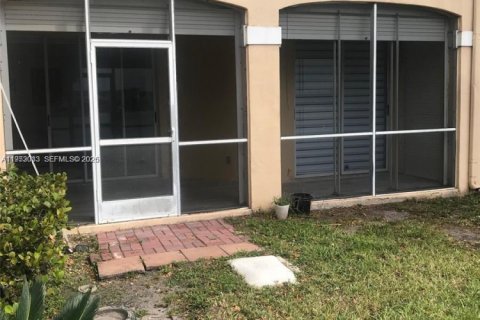 Townhouse in Miami Lakes, Florida 3 bedrooms, 141.68 sq.m. № 2008111 - photo 15