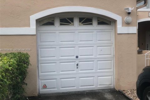 Townhouse in Miami Lakes, Florida 3 bedrooms, 141.68 sq.m. № 2008111 - photo 5