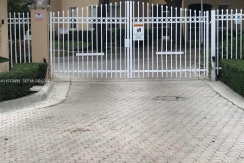 Townhouse in Miami Lakes, Florida 3 bedrooms, 141.68 sq.m. № 2008111 - photo 2