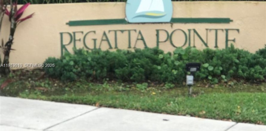 Townhouse in Miami Lakes, Florida 3 bedrooms, 141.68 sq.m. № 2008111