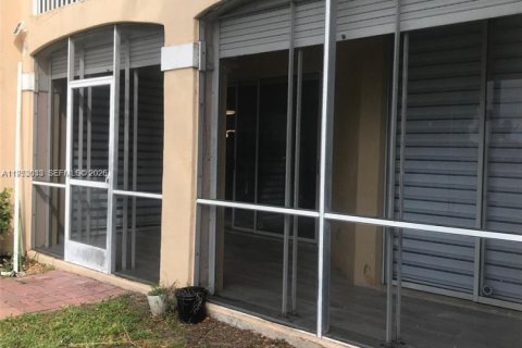 Townhouse in Miami Lakes, Florida 3 bedrooms, 141.68 sq.m. № 2008111 - photo 16