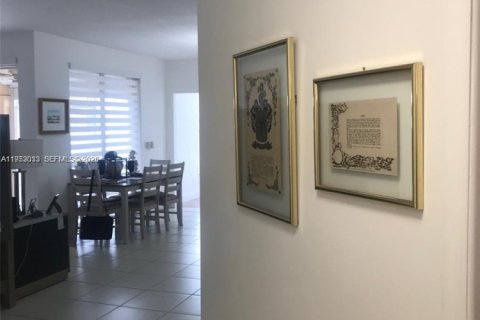 Townhouse in Miami Lakes, Florida 3 bedrooms, 141.68 sq.m. № 2008111 - photo 6