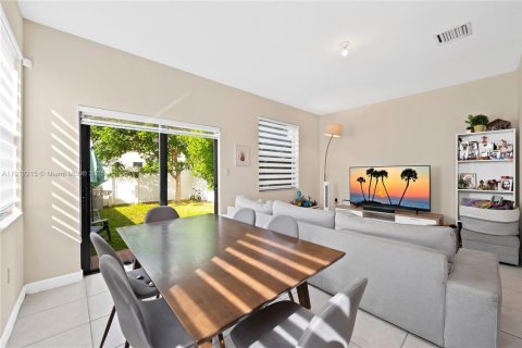 Touwnhouse à vendre à Hialeah, Floride: 3 chambres, 143.07 m2 № 1969078 - photo 9