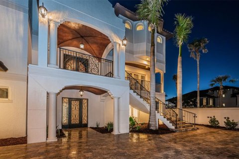 House in Redington Beach, Florida 5 bedrooms, 606.47 sq.m. № 1520667 - photo 8