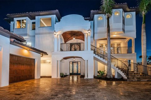 House in Redington Beach, Florida 5 bedrooms, 606.47 sq.m. № 1520667 - photo 1