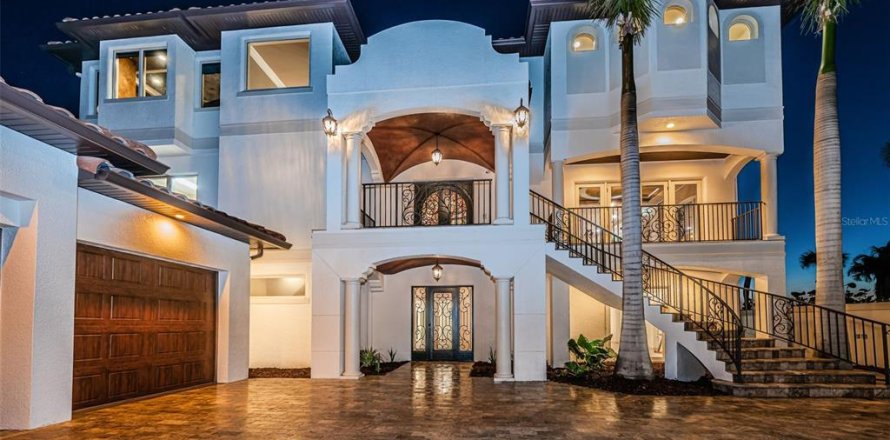 House in Redington Beach, Florida 5 bedrooms, 606.47 sq.m. № 1520667