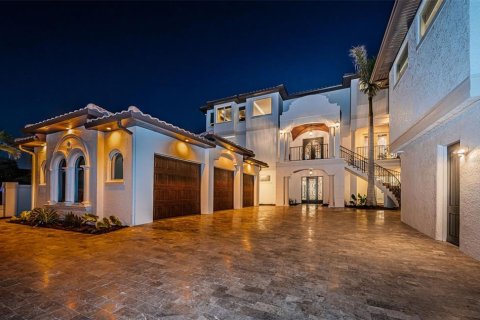 House in Redington Beach, Florida 5 bedrooms, 606.47 sq.m. № 1520667 - photo 5
