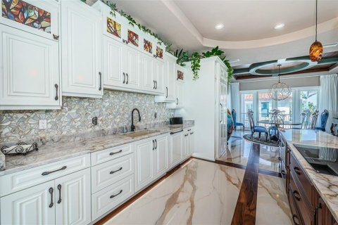 House in Redington Beach, Florida 5 bedrooms, 606.47 sq.m. № 1520667 - photo 28
