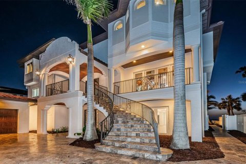 House in Redington Beach, Florida 5 bedrooms, 606.47 sq.m. № 1520667 - photo 6