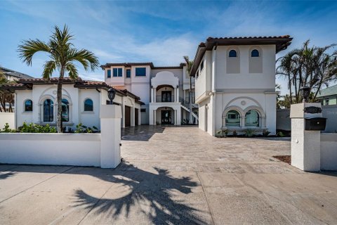 House in Redington Beach, Florida 5 bedrooms, 606.47 sq.m. № 1520667 - photo 4