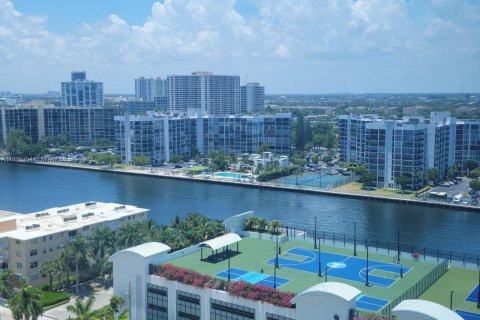 Condo in Hollywood, Florida  № 1959543 - photo 2