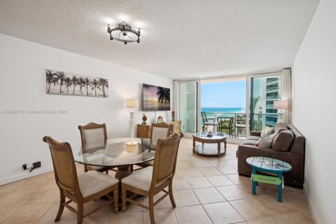 Copropriété à louer à Hollywood, Floride: 1 chambre, 88.26 m2 № 1850459 - photo 2