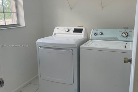 House in Coral Springs, Florida 3 bedrooms, 138.89 sq.m. № 1792418 - photo 11