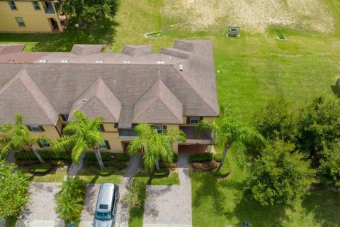 Townhouse in Davenport, Florida 4 bedrooms, 172.43 sq.m. № 2330501 - photo 3