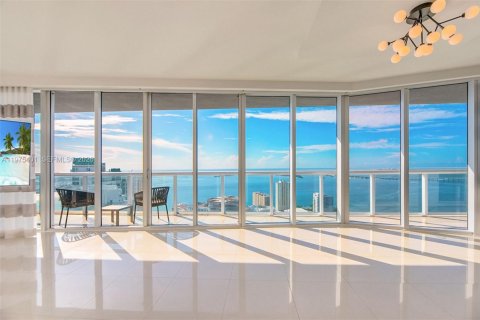 Condo in Miami, Florida, 3 bedrooms  № 2038420