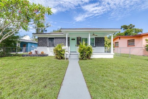 House in Saint Petersburg, Florida 3 bedrooms, 104.79 sq.m. № 1885354 - photo 1