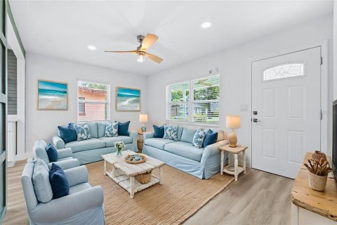 House in Saint Petersburg, Florida 3 bedrooms, 104.79 sq.m. № 1885354 - photo 9