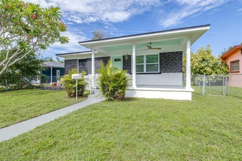 House in Saint Petersburg, Florida 3 bedrooms, 104.79 sq.m. № 1885354 - photo 5