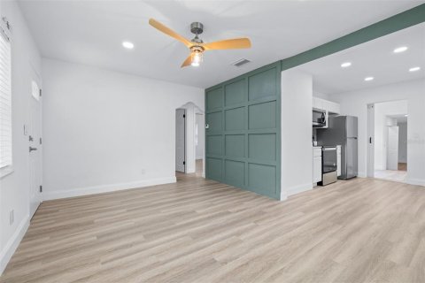 House in Saint Petersburg, Florida 3 bedrooms, 104.79 sq.m. № 1885354 - photo 11