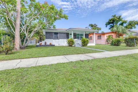 House in Saint Petersburg, Florida 3 bedrooms, 104.79 sq.m. № 1885354 - photo 2
