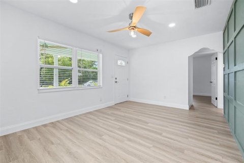 House in Saint Petersburg, Florida 3 bedrooms, 104.79 sq.m. № 1885354 - photo 13