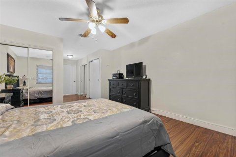 House in Hollywood, Florida 2 bedrooms, 89.19 sq.m. № 1897722 - photo 10