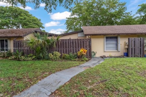 House in Hollywood, Florida 2 bedrooms, 89.19 sq.m. № 1897722 - photo 27