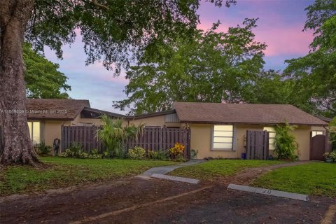 House in Hollywood, Florida 2 bedrooms, 89.19 sq.m. № 1897722 - photo 1