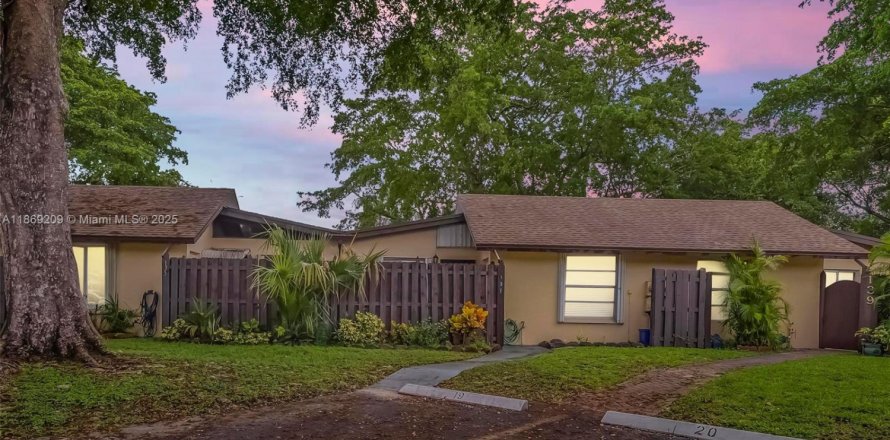 House in Hollywood, Florida 2 bedrooms, 89.19 sq.m. № 1897722