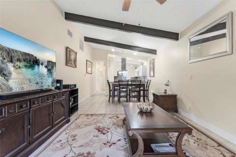 House in Hollywood, Florida 2 bedrooms, 89.19 sq.m. № 1897722 - photo 16