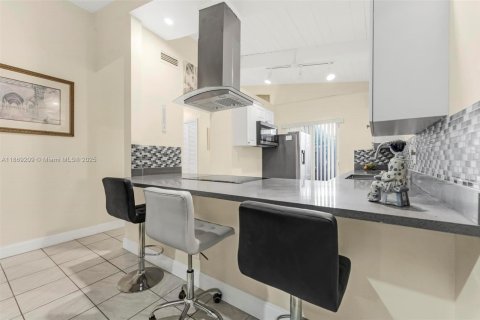 House in Hollywood, Florida 2 bedrooms, 89.19 sq.m. № 1897722 - photo 7