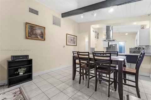 House in Hollywood, Florida 2 bedrooms, 89.19 sq.m. № 1897722 - photo 8