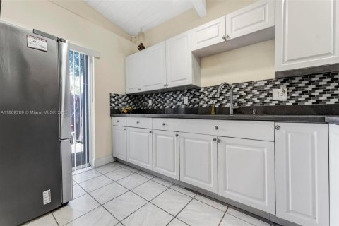 House in Hollywood, Florida 2 bedrooms, 89.19 sq.m. № 1897722 - photo 5