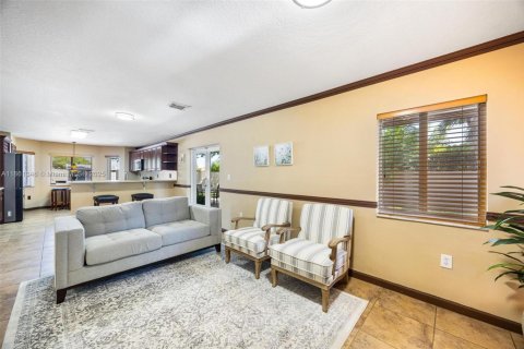 Casa en venta en Miami, Florida, 4 dormitorios, 242.1 m2 № 1891831 - foto 9